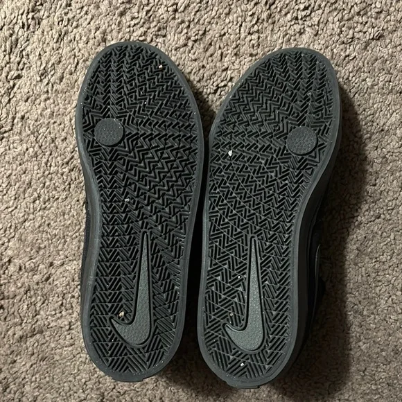 Nike Women's Black Sneakers - Picture 5 of 5